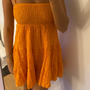 Orange klänning - Orange klänning från zara, jättefin men aldrig kommit till användning tyvärr. Nypris va 399❤️kom med prisförslag!