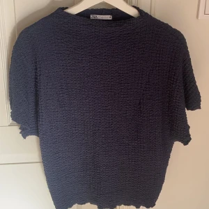 Zara tröja - Köptes i maj men har aldrig kommit till användning, storlek S men passar mig som har XS, säljs inte längre 💕