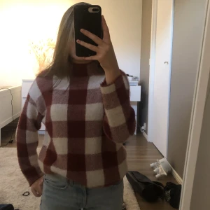 Stickad tröja  - Rutig stickad tröja från zaras barnavdelning i storlek 152💕 passar mig som oftast har s men rekommenderar störst att ha xs då den blir bättre som lite större! Säljer då den inte används💕litet hål vid nacken men det är den ända defekten(dm för bild)