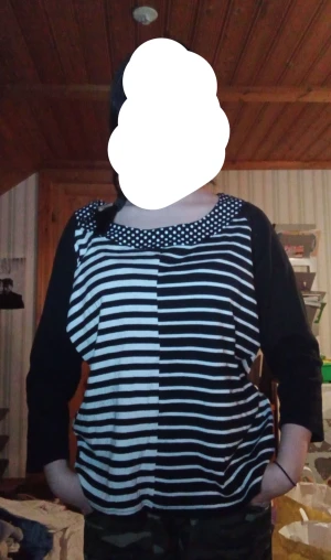 Bomullströja - Jättefin bomullströja, inte min stil därför säljer jag den. Från märket micha som e ett jättedyrt märke. Nypris 789kr, sänkt pris då den e ganska använd men inga synliga fläckar eller nått. Strlk XL men passar M/S också.