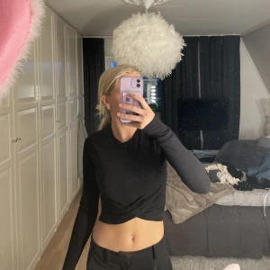 Långärmad  - Jätte fin långärmad svart tröja med knytning vid magen, jätte fint skick o knappt använd 