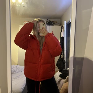 Vinterjacka H&M - Säljer min fina vinterjacka från hm i storlek XS som jag köpte förra året. Det är inga skador eller direkt fläckar på den.