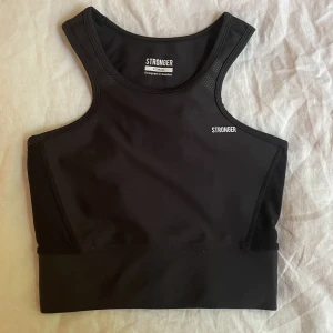 STRONGER CROP - TOPP - Säljer denna snygga crop - topp från stronger, aldrig använd utan bara testad. Nypris är 399kr, priset kan självklart diskuteras ❤️