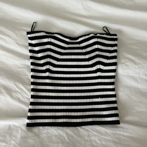 Tubtopp  - Tubtopp från Gina Tricot som tyvärr aldrig kommit till användning🩷