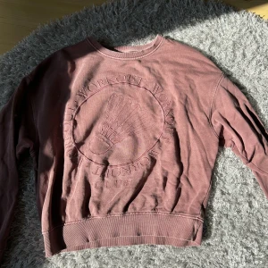Sweatshirt  - En sweatshirt från Bikbok i fint skick, men kommer ej till andvänding längre. 
