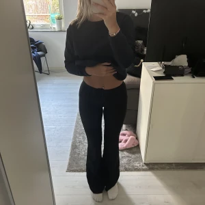 Kostymbyxor  - Säljer mina kostymbyxor från Gina i storlek 34/Xs då dom har blivit för små för mig i midjan. Passar bra i längden på mig som är 170💕