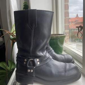 Väldigt trendiga boots i bra skick! Kallas biker shoes, vet inte vad de heter på svenska. Skorna är i storlek 40 men passar mer som 39 skulle jag säga. Skriv privat om du har frågor eller är intresserad❤️