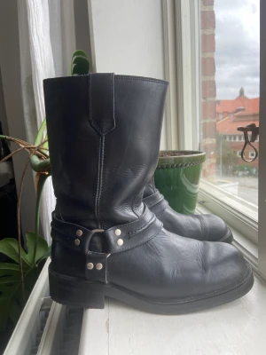 Biker boots - Väldigt trendiga boots i bra skick! Kallas biker shoes, vet inte vad de heter på svenska. Skorna är i storlek 40 men passar mer som 39 skulle jag säga. Skriv privat om du har frågor eller är intresserad❤️