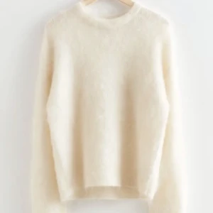Other stories mohair tröja - Så fin och mysig mohair tröja nu till hösten😍 säljer endast vid bra bud(nypris 1300)inga defekter helt ny