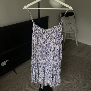 Klänning  - En mjuk och behaglig klänning med tunna axelband som går ner till knäna ungefär, inte använd mycket.