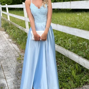 BALKLÄNNING - Säljer min balklänning från Hebeos! I en superfin ljusblå färg och justerbar i ryggen. Då den var väldigt lång när jag köpte den är den uppsydd. Därför skulle jag säga att den passar med klackar för dig som är runt 170cm lång. 💙 Nypris ca 1500kr