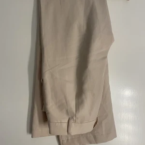 Kostymbyxor - Kostymbyxor från madlady. Har en liten fläck (se bild) ❤️