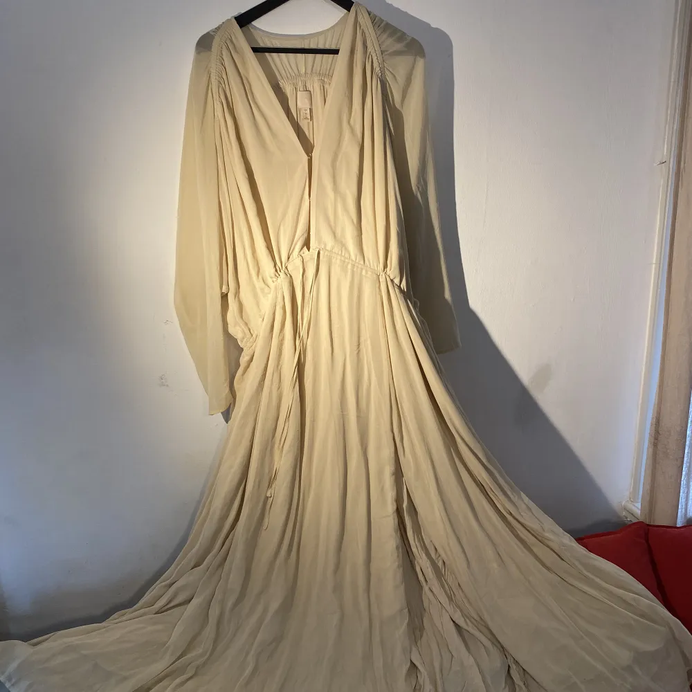 Comfortable and airy dress from HM. Size L but can be used for bigger sizes. . Klänningar.