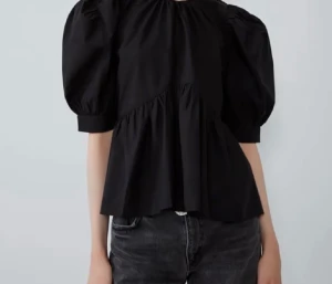 Svart blus  - Super fin blus köpt på plick tyvärr för liten💕