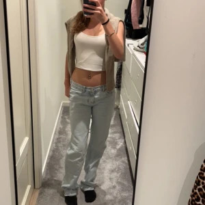 Low Waits jeans - Super snygga jeans, knappt använda då jag inte tycker dom sitter nå bra på mig. Pris kan sänkas vid snabb affär. Storlek 32 men skulle säga att den är rätt stor i storlek. Jag är 163 och dom är långa på mig. 🩵spårbar frakt är 60kr Nypris: 600kr