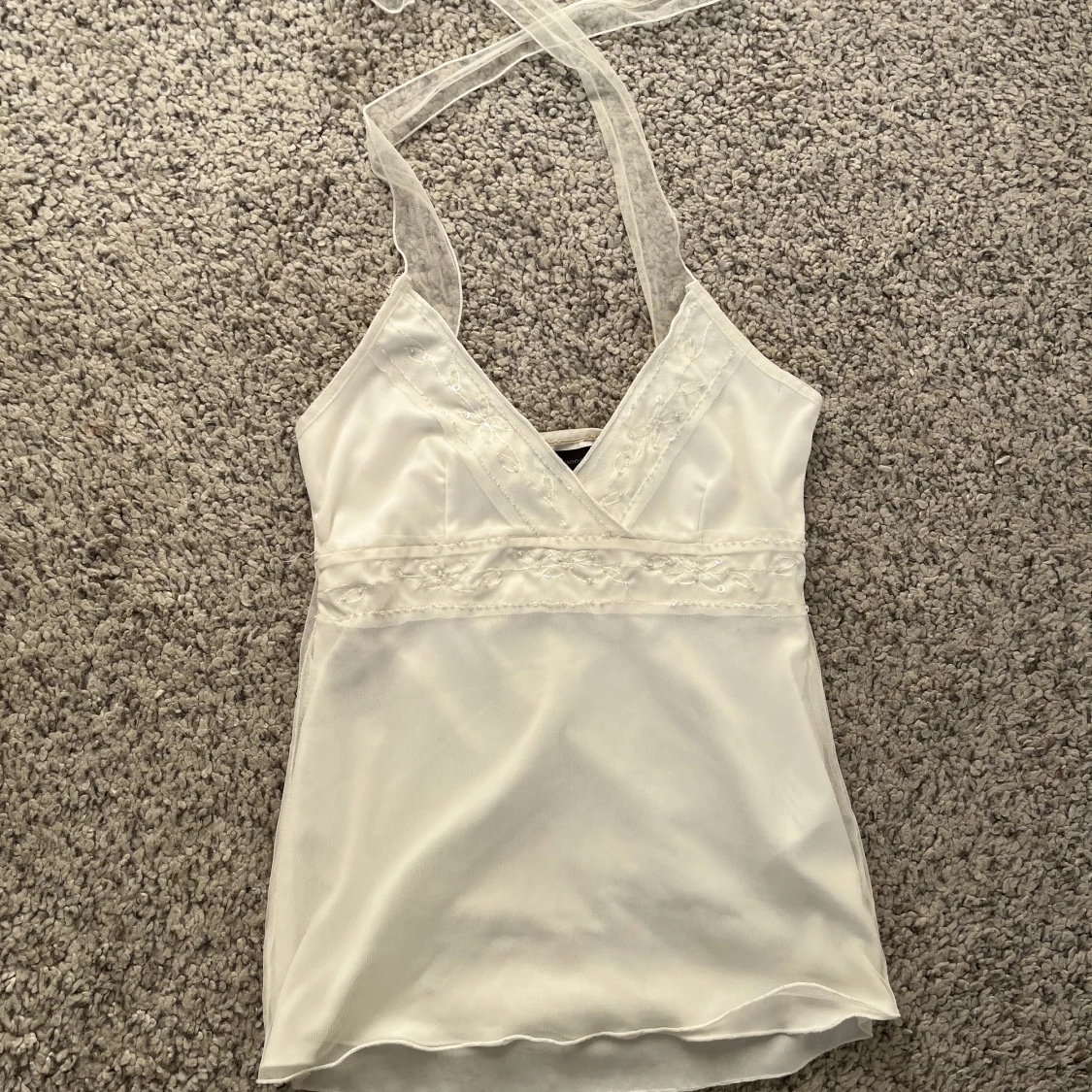 Halterneck med glitter detaljer