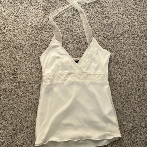 Halterneck med glitter detaljer - Superfin topp med detaljer! Står storlek M men skulle snarare säga S. Hör av er vid frågor. Eftersom budgivning är på går det ej att köpa direkt. Skicka gärna prisförslag eller buda!