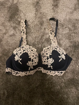 blå intimissimi bh - jättefin bh, använd ungefär 5 gånger. ni står för frakt.