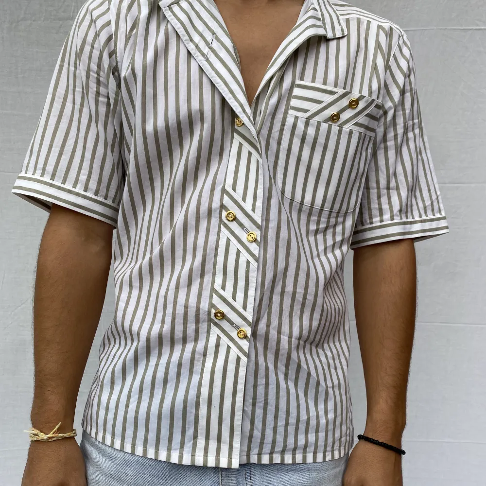 Vintage skjorta från 70-talet, bra skick, fina gulddetaljer och knappar. Skjortor.