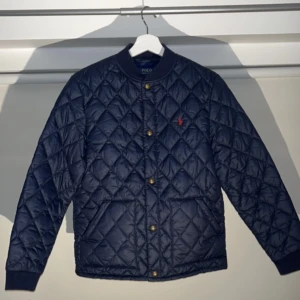 En Ralph lauren jacka// blå och rött märke - Är ganska liten i storleken passar xs 6/10 skick 