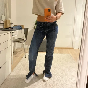 Vintage Levis jeans - Levis jeans med slits där nere. Köpta second hand. Säljer då dem tyvärr är lite långa!