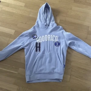 Hoodrich - Litet hål på baksidan skriv för bild