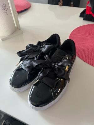 Puma skor  - Puma skor använda 1 gång. Finns två styckena skosnören de på bilden sen helt vanliga 