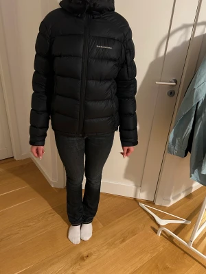 Peak Performance Jacka - Peak performance jacka i sjukt fin skick ,, storlek small,, Nypris 5500 ,, mitt pris 2350!! 