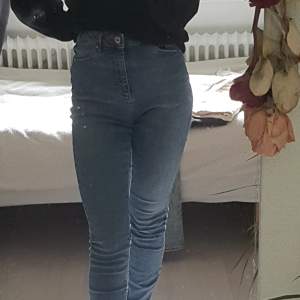 Blåa skinny jeans från vero Moda i jättefint skick