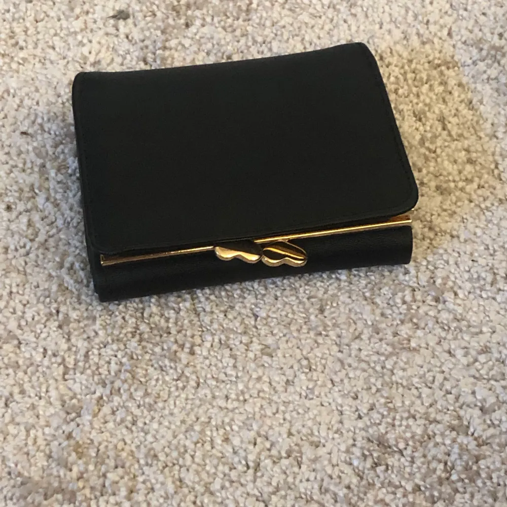 Jätte söt svart plånbok med hjärt detaljer, köpt från glitter men aldrig andvänd och är fortfarande i nyskick! Säljer då den inte kommer till användning💕 . Övrigt.