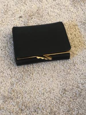 Jätte söt svart plånbok med hjärt detaljer, köpt från glitter men aldrig andvänd och är fortfarande i nyskick! Säljer då den inte kommer till användning💕 
