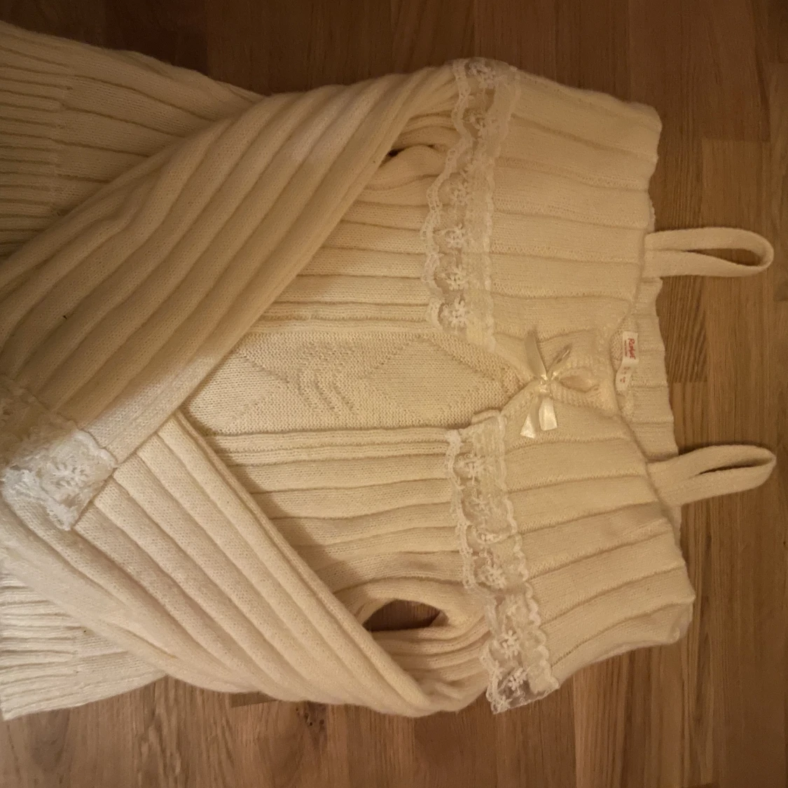 Off shoulder tjocktröja med rosett och spets - 90