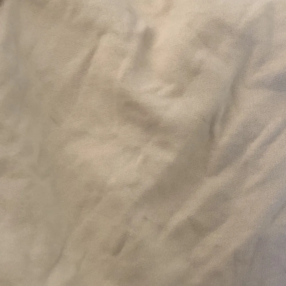 Beige crewneck tröja från Cubus köpt second hand💕 har inga tydliga defekter men har varit väl andvänd! Säljer då den inte kommer till användning längre! Passar mig bra som oftast har strl s💕. Tröjor & Koftor.