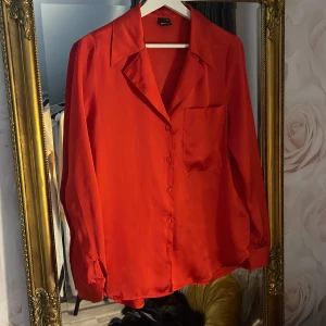 Röd blus  - Helt ny, röd blus i satin❤️ Strl 36