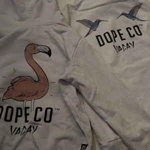 Dope hoodie - lite ur tvättade annars bra skick Flamingo på ryggen stl 34 2 fåglar på ryggen stl 36 60kr per hoodie