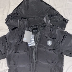 Trapstar vinter jacka  - Säljer en trapstar jacka som är otroligt snygg och varm till vintern Skick 9/10 det enda är att en knapp till fickan är sönder därav är priset såpas billigt