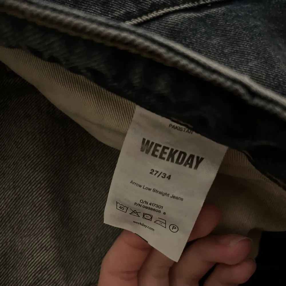 Säljer dessa arrow jeans i storlek 27/34. Använt va 3 ggr.Är 175 och dom är perfekt längd. Nypris: 499 . Jeans & Byxor.