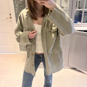 SÅ SNYGG JACKA - En lite tunnare otroligt snygg jacka!!💞 köptes för 600kr, knappt använd så jätte bra skick!! Kan självklart diskuteras så lämna förslag💞