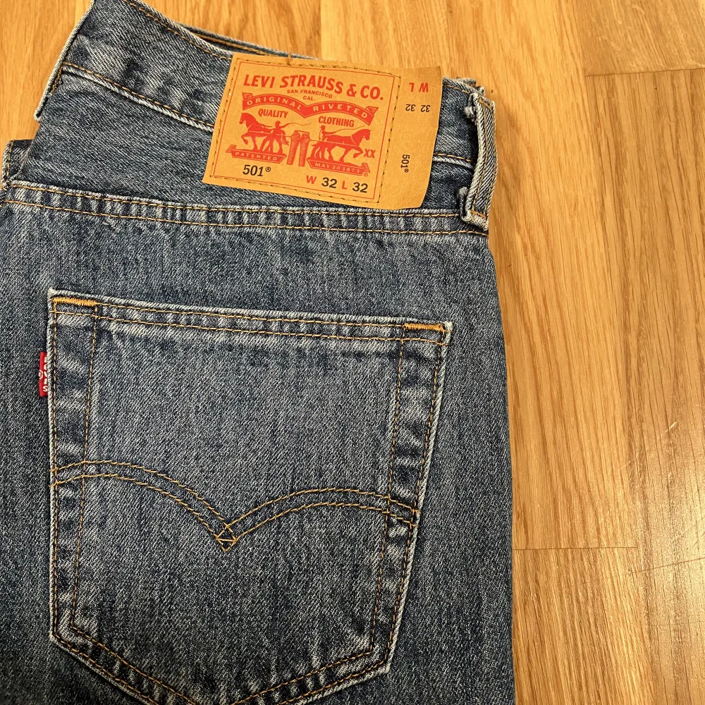 Snygga jeans från Levi’s (501). Helt oanvända förutom provade en gång.  Storlek: 32/32. Jeans & Byxor.