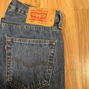 Snygga jeans från Levi’s (501). Helt oanvända förutom provade en gång.  Storlek: 32/32