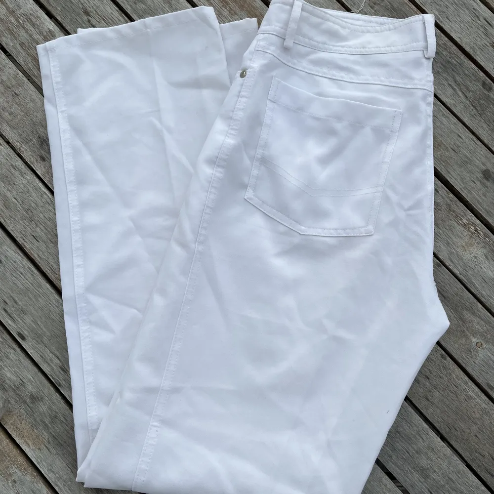 Jätte fina vita kostymbyxor som jag tyvärr har blivit för tjock för att få på…. Som ni kan se💅🏼. Jeans & Byxor.