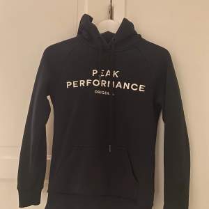 Mörkblå peak performance hoodie i bra skick!💗