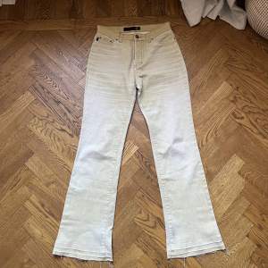 Säljer dessa gul/beiga jeans från Just Cavalli. Jeansen är raka (lite utsvängda) och har en tvättad effekt. Storleken är 27/41. Bra skick!