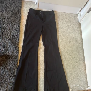 Zara bootcut kostymbyxor - Jättefina kostymbyxor från Zara i storlek S. Säljer dem då de sitter för tajt i midjan på mig. Dem är midrise och bara använda några få gånger. Inga synliga defekter😚👍