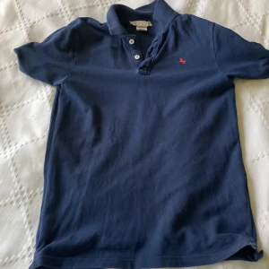 Piké  - Skick 8,5/10. Storlek 146-152. Ny pris 150. Inga fläckar eller hål.