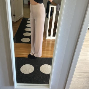 Ribbad byxor - Beige byxor som är ribbade🤎bra skick 