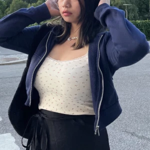 croppad marinblå kofta med hoodie - supermysig croppad kofta med hoodie från hm, knappt använt! 💙