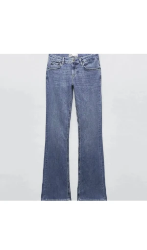 Zara low waist bootcut jeans - Säljer dessa low waist bootcut jeansen från zara. Köpta här på Plick av en jättetrevlig tjej men säljer vidare då de tyvärr var lite förstora. Säljer för samma pris som jag köpte dom💞