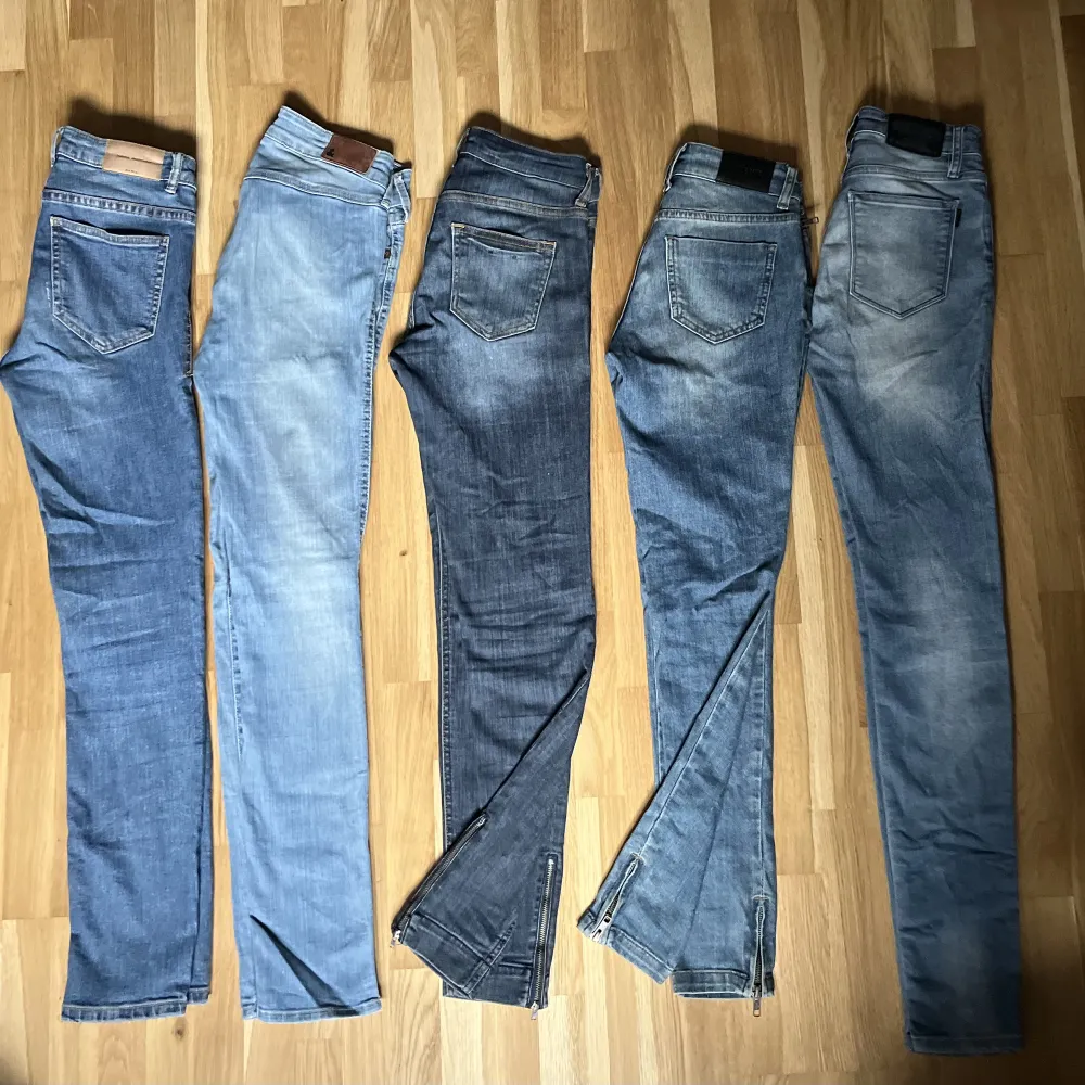 Ett paket med 5par jeans.  Alla för 200kr.  Storlek 25/ XS.   1par Zara, 2par H&M, 1par Anine Bing, 1par Crocker. Jeans & Byxor.