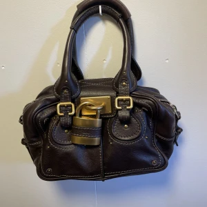 Chloe Paddington  - Säljer en super fin chloé Paddington mini väska. Den är i topp skick och har äkthetsbevis💕